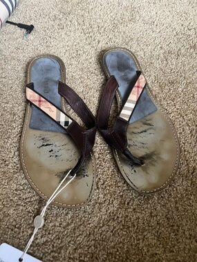 Burberry Brown Leather Accent Women's Thong Sandals - Beige/Brown